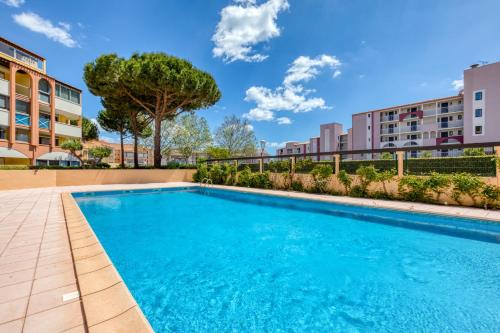 une image d'une piscine dans un complexe d'appartements dans l'établissement Appartement rez de jardin climatisé, au Cap d'Agde