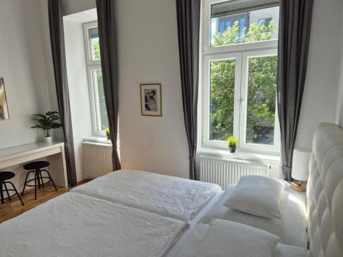 um quarto com 2 camas brancas e 2 janelas em Sweet Dreams em Viena
