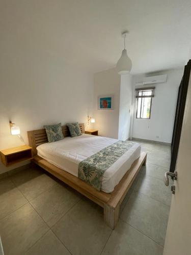 um quarto com uma cama grande num quarto em APPARTEMENT DE LUXE SUR LA PLAGE em Riambel
