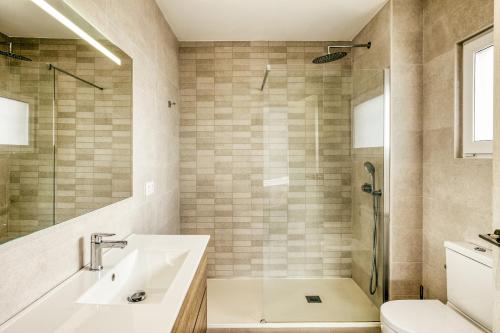 a bathroom with a sink and a shower at Casa Sant Pere in Sant Pere Pescador