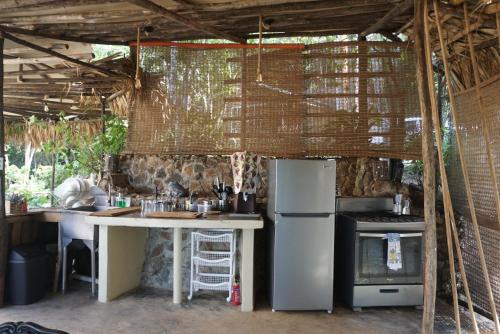 Kuchyň nebo kuchyňský kout v ubytování NOMAD Domes at Salto Jimenoa, Jarabacoa