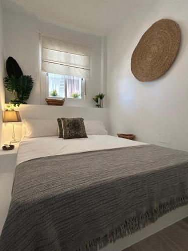 ein Schlafzimmer mit einem großen Bett und einem Fenster in der Unterkunft Arenales Beach Boutique Apartment in Arenales del Sol