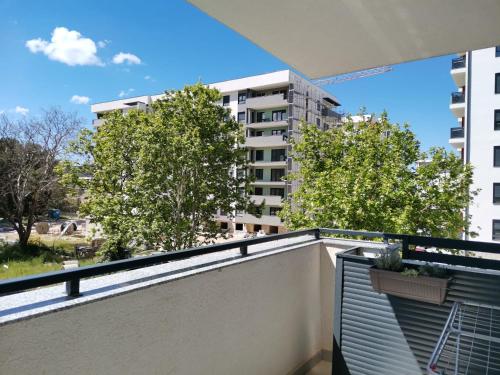un balcone con vista su un edificio di Apartman Smokvica a Trebinje