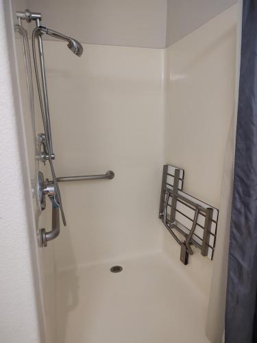 y baño con ducha y cortina de ducha. en Pacific Plaza Resort, en Oceano