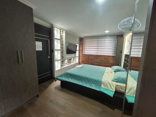 - une chambre avec un lit et une télévision dans l'établissement Tropicals Resort, 