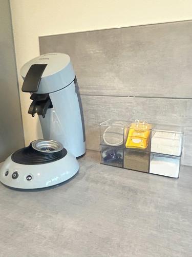 un sèche-cheveux posé sur le sol à côté d'un comptoir dans l'établissement Le Cosy - Centre ville Auxerre - Parking gratuit 50 m, à Auxerre