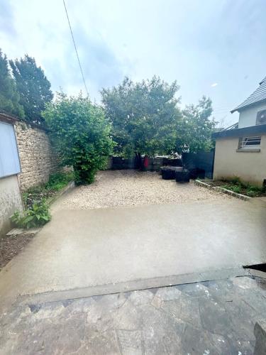 une allée dans une cour à côté d'une maison dans l'établissement Le Cosy - Centre ville Auxerre - Parking gratuit 50 m, à Auxerre