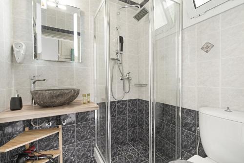 y baño con ducha y lavamanos. en Sunset Premium Studio 7, en Agios Nikitas