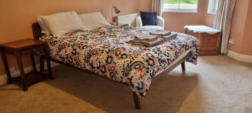 セント・レオナルズにあるBasement flat in St Leonardsのベッドルーム1室(花柄の掛け布団付きのベッド1台付)