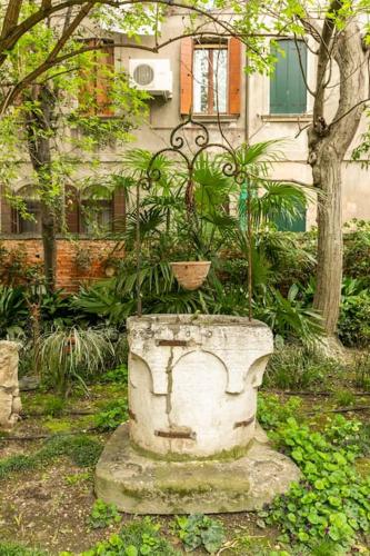 a planter with a plant in it in front of a building at Cinqueteste Luxury Home in Venice