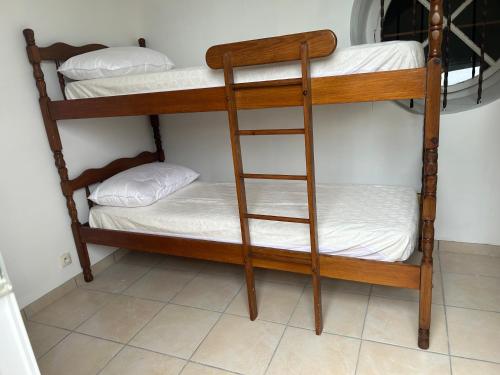 - 2 lits superposés dans un dortoir avec une échelle dans l'établissement Sirmione, à Leucate