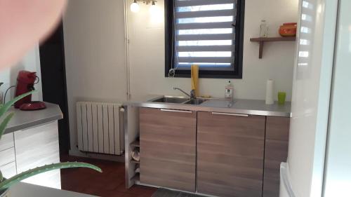 Η κουζίνα ή μικρή κουζίνα στο Gite Pech d escars Ancienne maison avec piscine