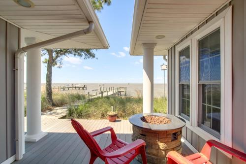 Balkoni atau teres di Waterfront Maryland Retreat with Dock and Bay View!