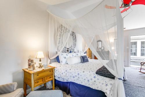 Katil atau katil-katil dalam bilik di Waterfront Maryland Retreat with Dock and Bay View!