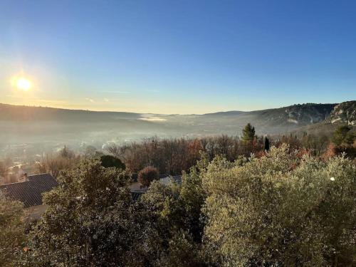 a view of a foggy valley with the sun in the background at Villa Hill avec vue panoramique - Provence Verdon in Quinson