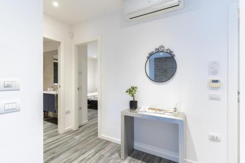 a white room with a table and a mirror at Residenza The Rock in Nago-Torbole
