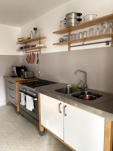 une cuisine avec un évier et une cuisinière dans l'établissement Villa Hill avec vue panoramique - Provence Verdon, à Quinson