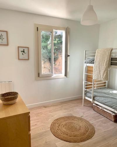 - un salon avec une fenêtre et un tapis dans l'établissement Villa Hill avec vue panoramique - Provence Verdon, à Quinson