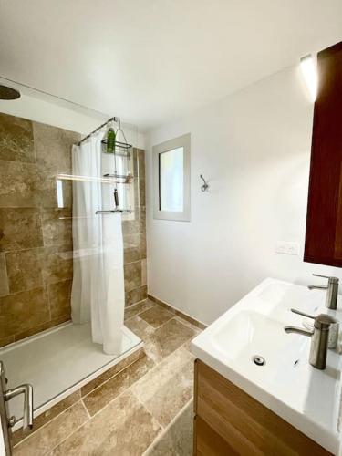 une salle de bain avec douche et lavabo dans l'établissement Villa Hill avec vue panoramique - Provence Verdon, à Quinson