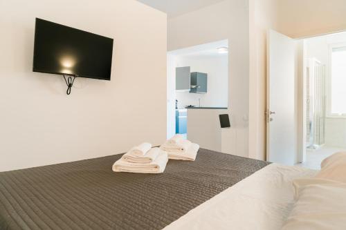 a bedroom with a bed with towels on it at FG Vacanze in Alghero