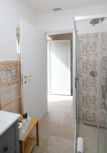 Bilik mandi di Masseria Borgo Santuri