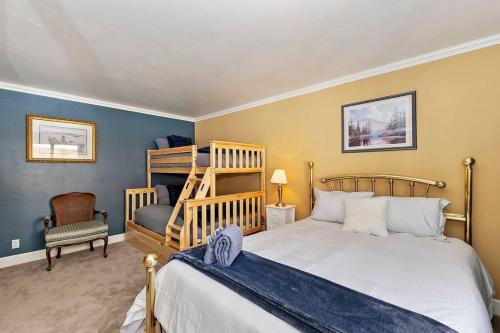 un dormitorio con una cama y una silla en Oak Pines Lodge W Spa & fenced backyard, en Big Bear Lake