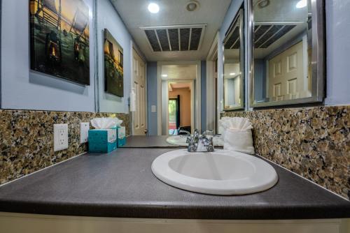 baño con lavabo blanco en una habitación en Toucans Retreat Tranquil 1BR Condo with Patio 102, en South Padre Island