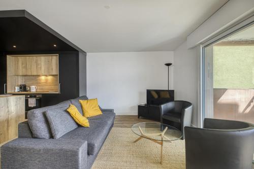 un salon avec un canapé et une chaise dans l'établissement The Lake Terrace, à Annecy