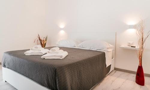 a bedroom with a bed with towels on it at FG Vacanze in Alghero