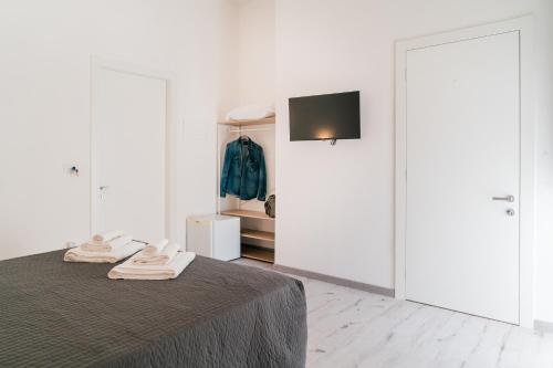 a bedroom with a bed with a tv on the wall at FG Vacanze in Alghero