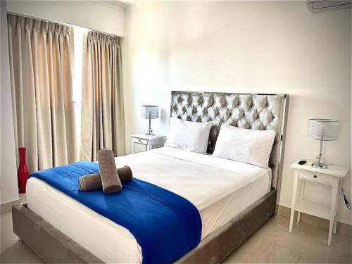 ein Schlafzimmer mit einem großen Bett mit einem Teddybär darauf in der Unterkunft Brand New Luxury 1 BDR Pool-Cine - Saune-WIFI - I 19 in Santo Domingo