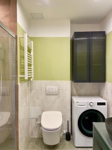 La salle de bains est pourvue de toilettes et d'un lave-linge. dans l'établissement Appartement moderne avec une belle vue, à Nice