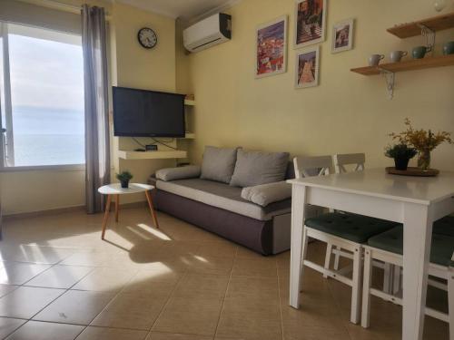 uma sala de estar com um sofá e uma mesa em Matin Apartment Sea View em Durrës