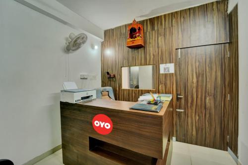una oficina con un escritorio con un cartel. en OYO Flagship Hotel Celebrate Inn, en Patna