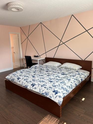 een slaapkamer met een groot bed met een groot hoofdeinde bij KenHouse in Toronto