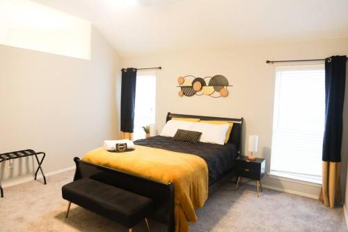 フォートワースにあるTX Getaway PS5-Xbox, GameRoom, BBQ, Attractionsのベッドと椅子のある寝室