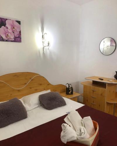 1 dormitorio con 1 cama con toallas en Vila Rianna, en Dunavăţu de Jos