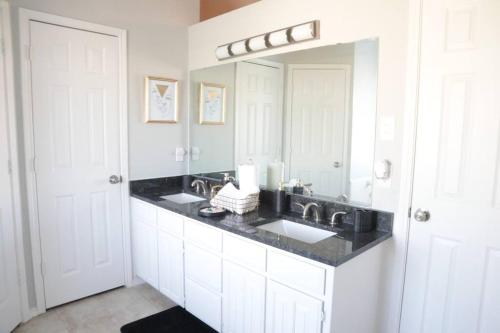 フォートワースにあるTX Getaway PS5-Xbox, GameRoom, BBQ, Attractionsの洗面台と鏡のあるバスルーム