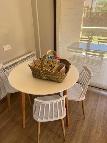 een tafel met een mand en twee stoelen bij Las Casitas de Cueva in Cueva