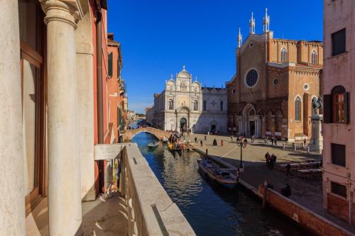 Blick auf einen Kanal in einer Stadt mit Gebäuden in der Unterkunft Tadomo - Corte del Cafetier in Venedig