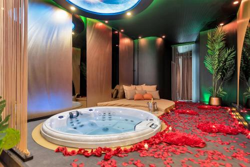 a room with a large tub in the middle of a room at Insolite Spa Privatif Suite étoilée in Albi