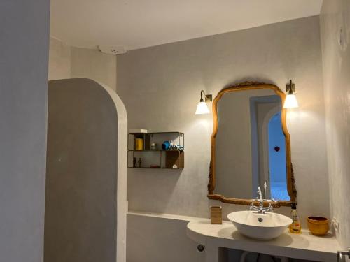ein Bad mit einem Waschbecken und einem Spiegel in der Unterkunft casabonita in Asilah