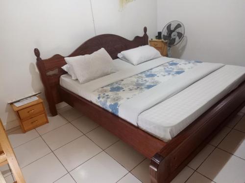 Postel nebo postele na pokoji v ubytování Barnabas House