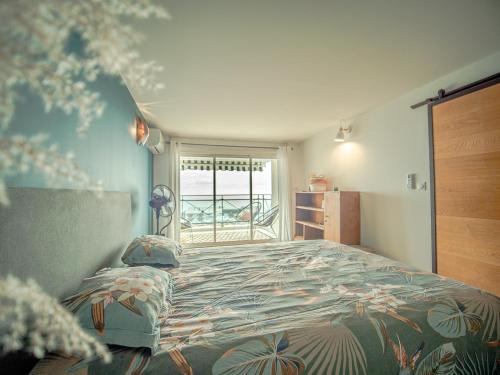 horizon tourmaline - T4 vue mer في سان جيل لي بان: غرفة نوم بسرير ونافذة