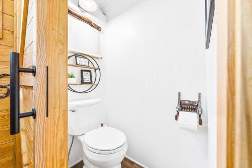 a bathroom with a toilet in a tiny house at Wild Horse Retreat in Conway