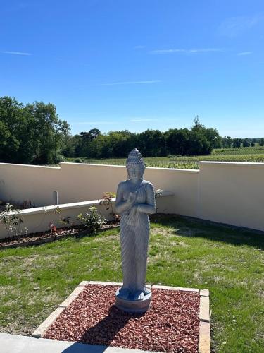 Taman di luar La Salargue - le Repaire de Maltus "Gîtes & Spa"