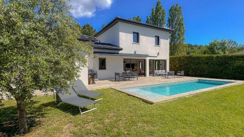 une maison avec une piscine dans la cour dans l'établissement Villa contemporaine avec piscine - 170m2, à Sauzet
