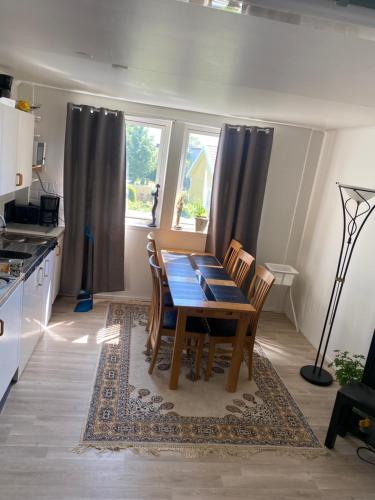 uma mesa de jantar e cadeiras numa cozinha em Gäst lägenheten med egen terrass em Falkenberg