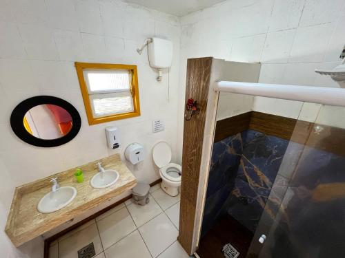 布希奥斯Hostel casa da ana的浴室设有卫生间、2个盥洗盆和镜子