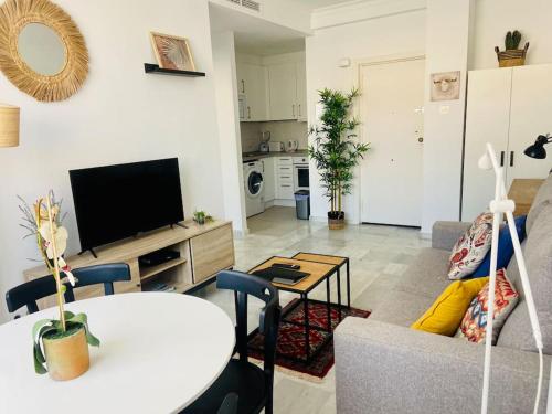 Urban Place in Marbella close to beach with pool and garage